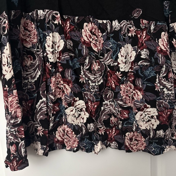 Torrid floral butterfly 3/4 sleeves v-neck shirt EUC - Picture 3 of 7